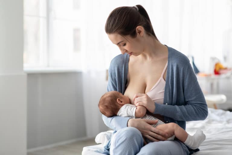 femme allaiter maman bébé sein poitrine ferme après allaitement raffermir