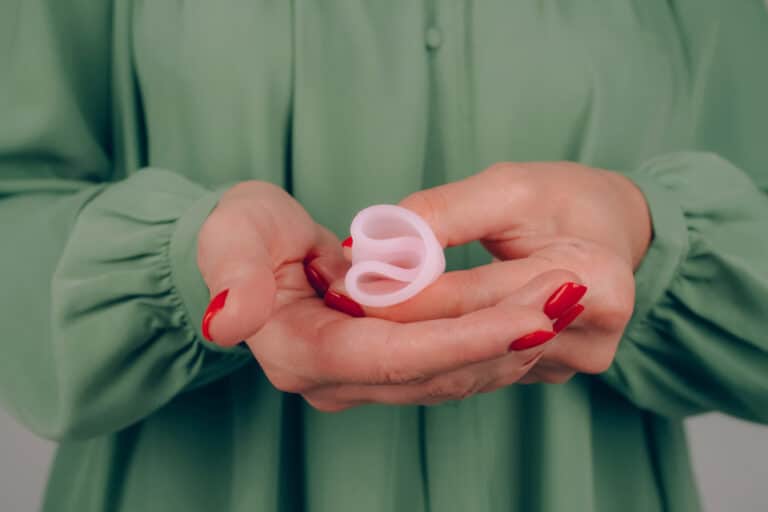 pliage cup coupe menstruelle femme mains montrer