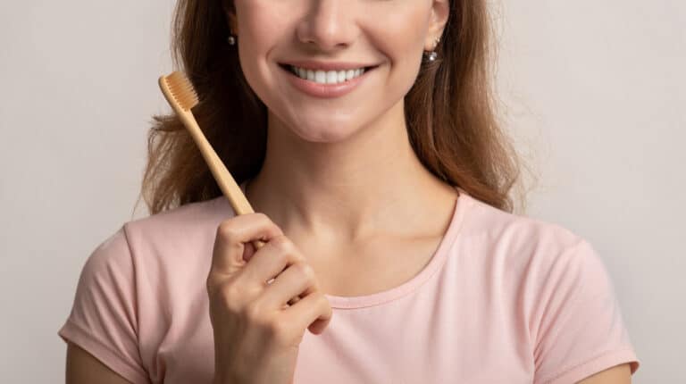 femme sourire brosse à dents se brosser bambou bois choisir