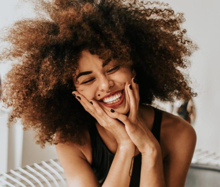 gagner confiance en soi sourire rire heureuse