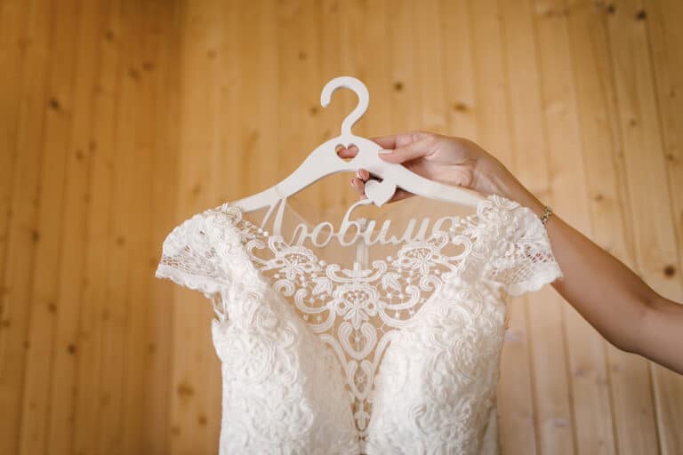 robe de mariée cintre montrer femme bras habiller vêtir dentelle mariage tenue