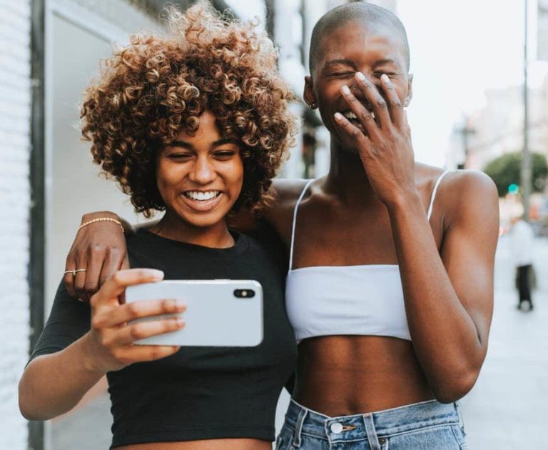 selfie entre copines smartphone