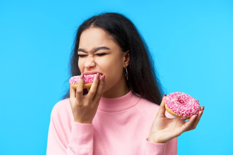 femme manger donuts arrêter sucre junkfood snack goûter