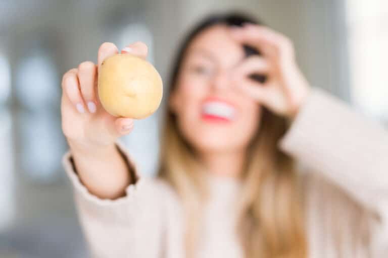 femme anti-cernes soin maison remède naturel oeil pomme de terre montrer