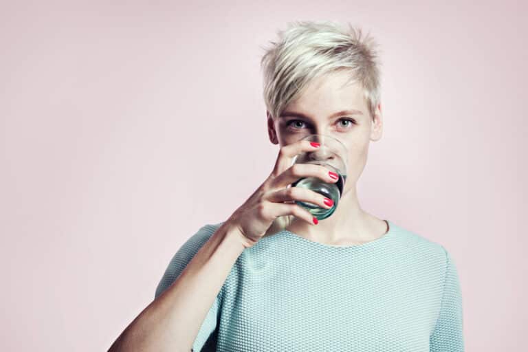 femme blonde boire verre eau boisson detox