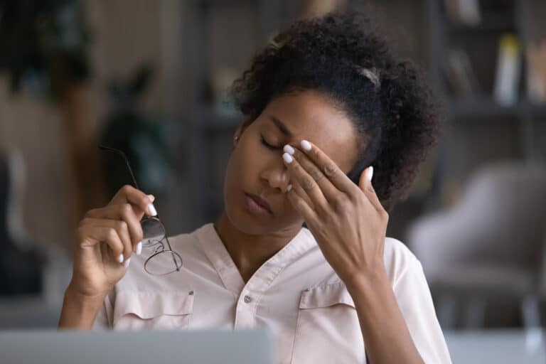 mal de tête femme fatigue front lunettes migraine ordinateur maux travail