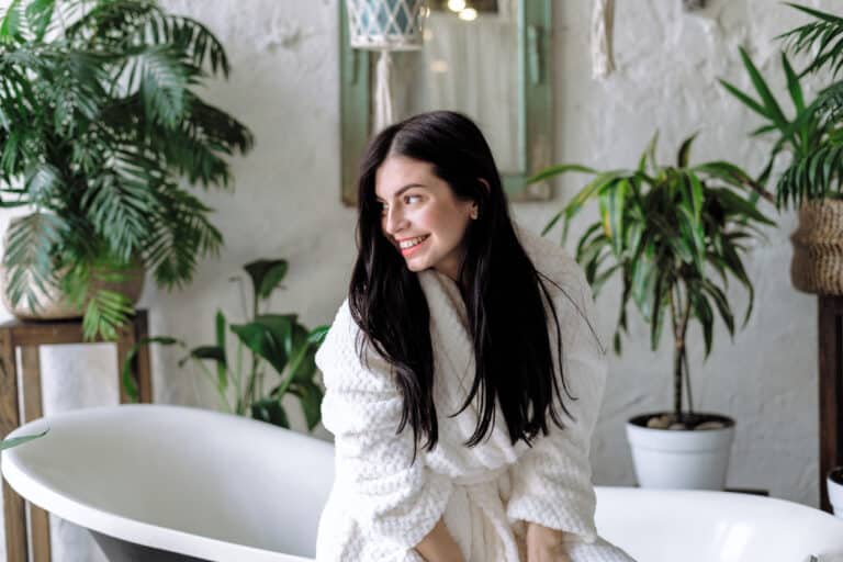 salle de bain femme déco baignoire peignoir plantes vertes