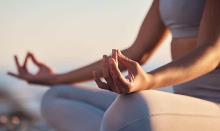 méditation femme yoga tailleur chakras