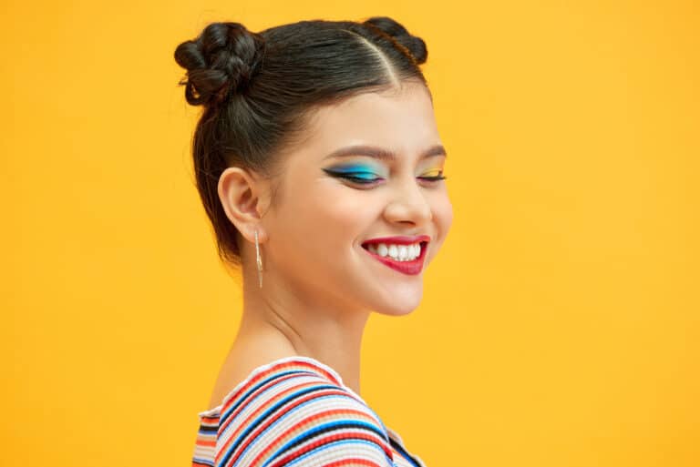 yeux amande maquillage femme sourire rire paupières