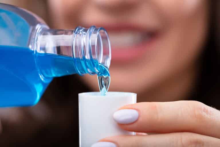 verser bain de bouche gobelet salle de bain produits beauté dents éviter hygiène haleine