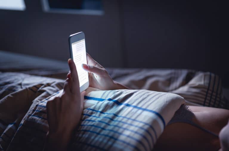 femme téléphone smartphone lit écran problème de sommeil erreurs dormir soir se coucher