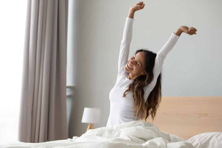 se lever tôt chambre lit femme bonne humeur matin réveil