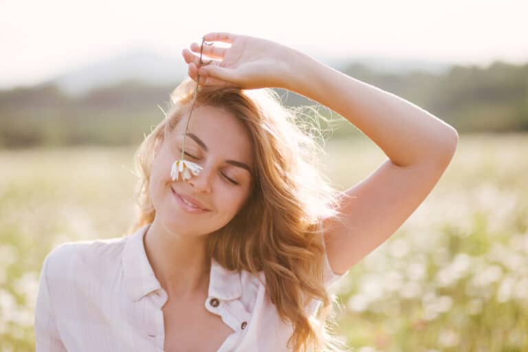 femme sentir bon printemps parfum fleurs blonde cheveux sourire pré champ nature