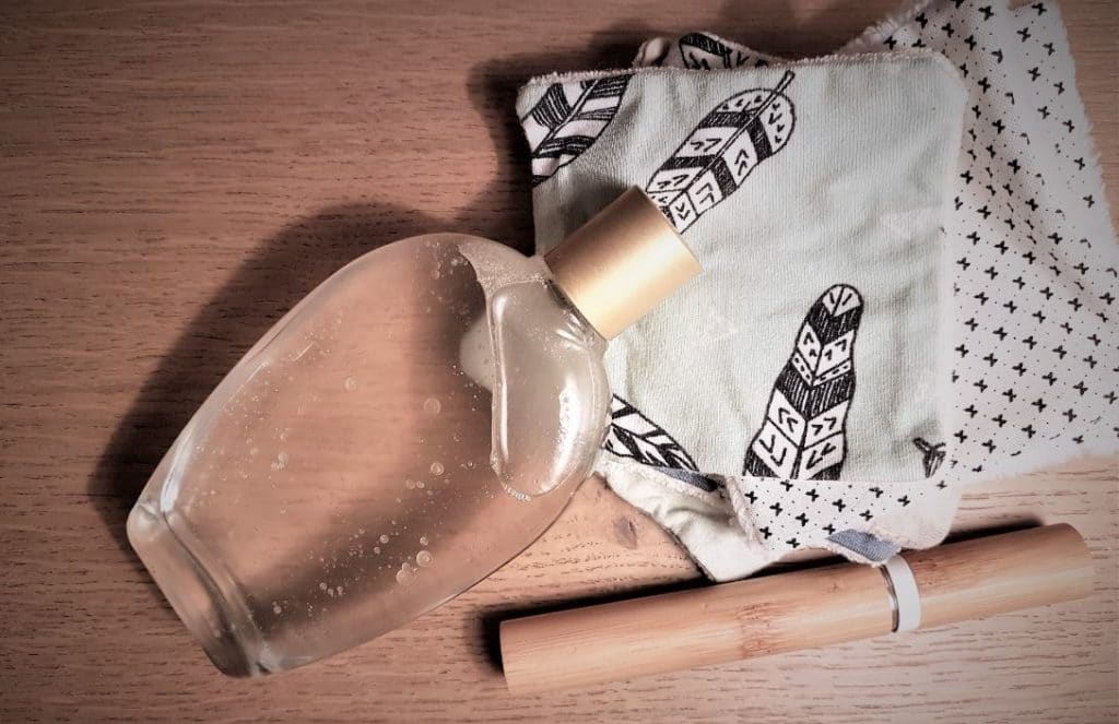 Recette de démaquillant pour les yeux : une lotion facile avec 2