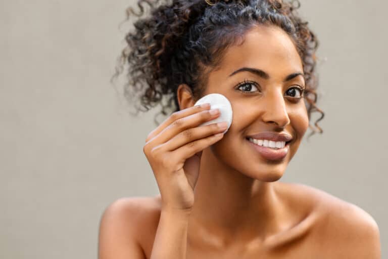 femme peau sourire soin du visage coton démaquillant démaquiller propre crème