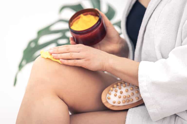 affiner intérieur cuisses jambes crème femme gommage beauté brosse massage