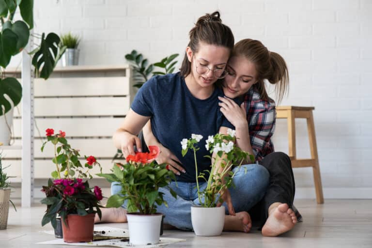 couple lesbien fleurs plantes offrir cadeau saint valentin lesbienne