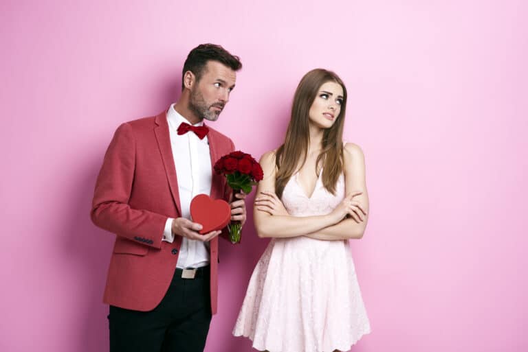 homme femme couple cadeau saint Valentin blasée non refuser ne pas fêter