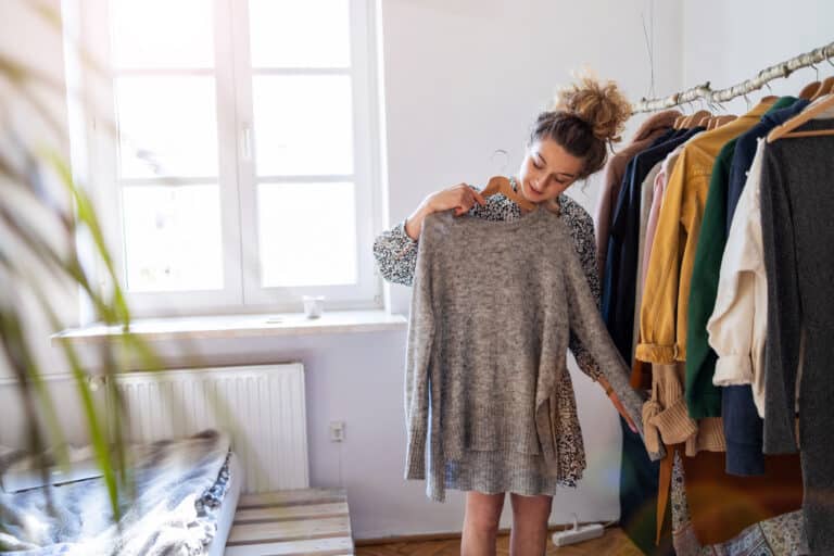 femme petite taille choisir vêtements pull dressing penderie chambre astuces mode