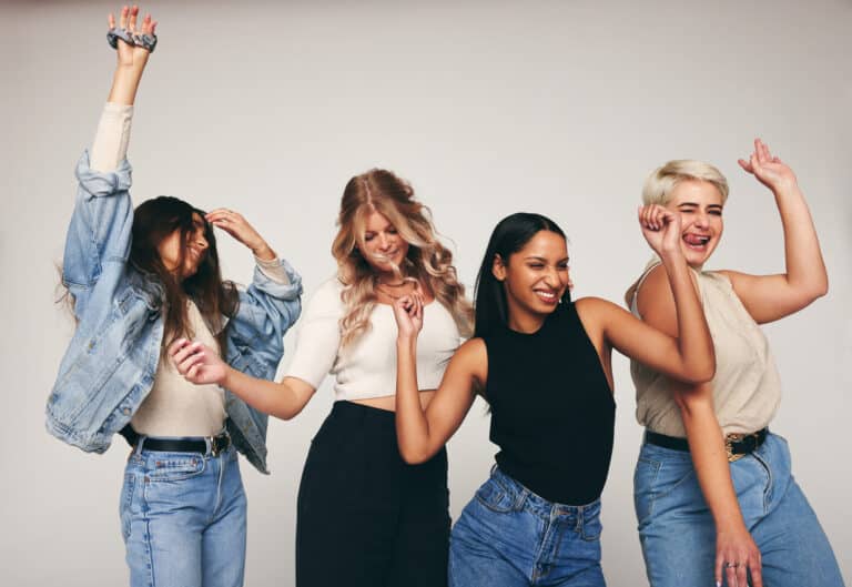 femmes avantages entre filles groupe amies copines avantages joie danser