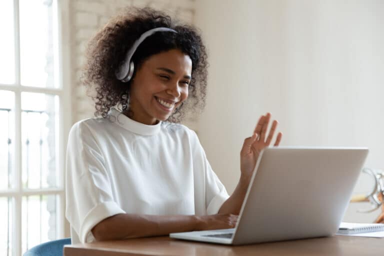 femme réunion télétravail pc ordinateur travailler rencontre ligne internet site meeting