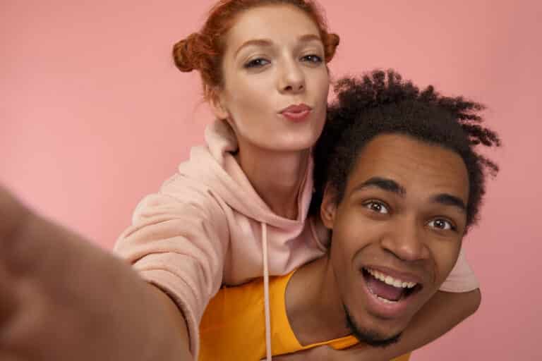 selfie prendre photo drôle réussir clichés astuces sourire couple heureux