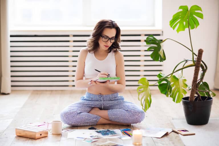 femme lire écrire maison assis en tailleur déco plantes ayurvéda feng shui zen