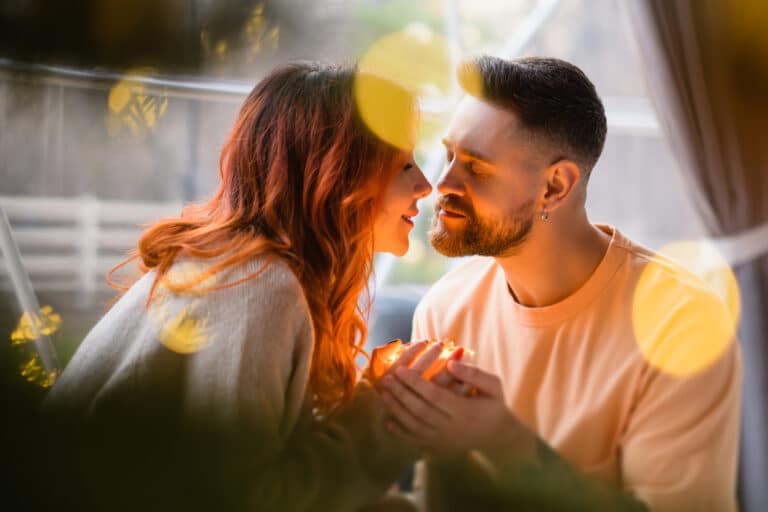couple embrasser raviver flamme amour piment lumière