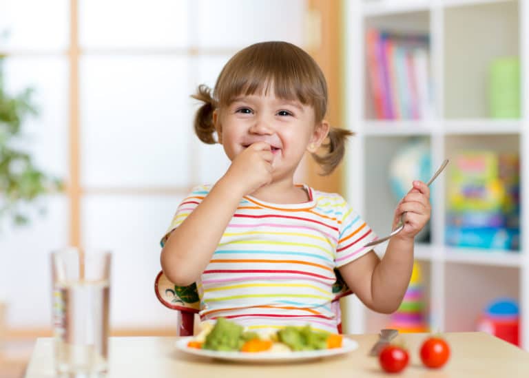 petite fille enfant manger bio à la crèche cantine