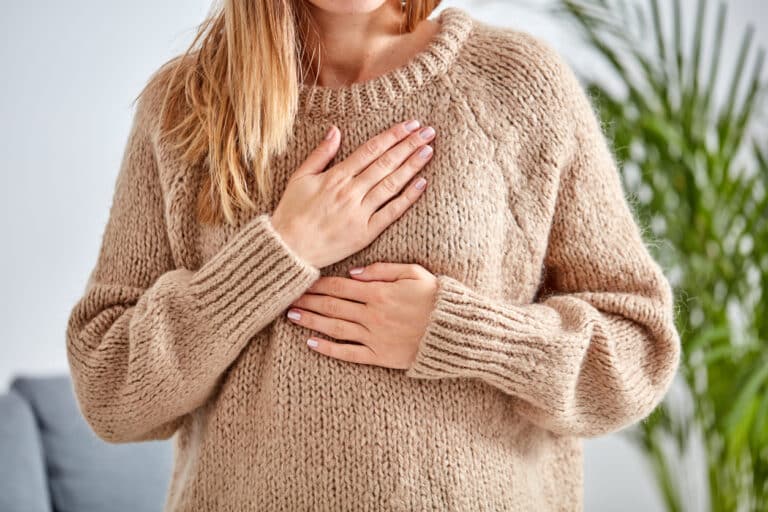femme respirer poumons main thorax débloquer diaphragme poumons respiration