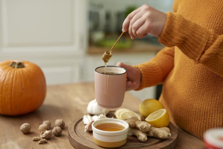 automne routine beauté astuces petit déjeuner tasse de thé miel