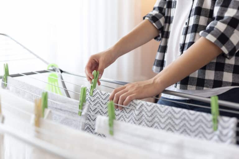 femme étendre linge intérieur draps propres tancarvilles sécher