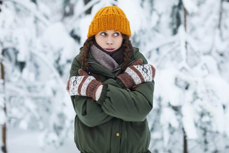 femme froid se réchauffer neige bonnet pull gants dehors