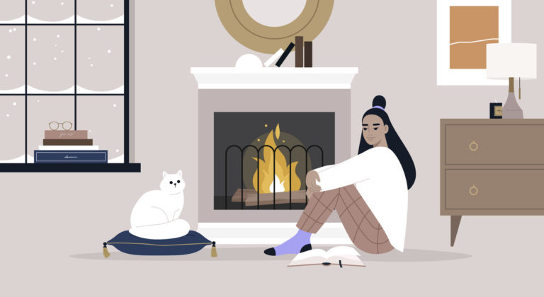 femme hiver froid neige chat lire feu de cheminée chaud
