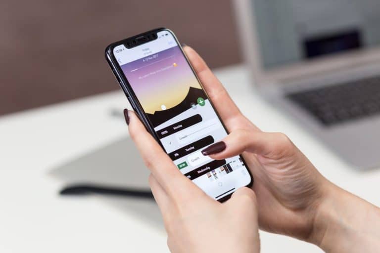 appli téléphone smartphone femme écran