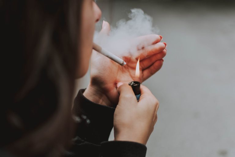 arreter de fumer allumer cigarette femme tabac