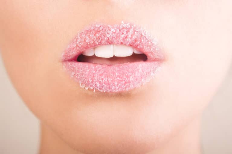 femme lèvres gercées sucre gommage bouche maquillage ouvrir
