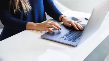 pc femme ordinateur travailler gestes gestes écran astuces