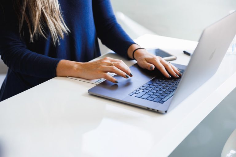 pc femme ordinateur travailler gestes gestes écran astuces