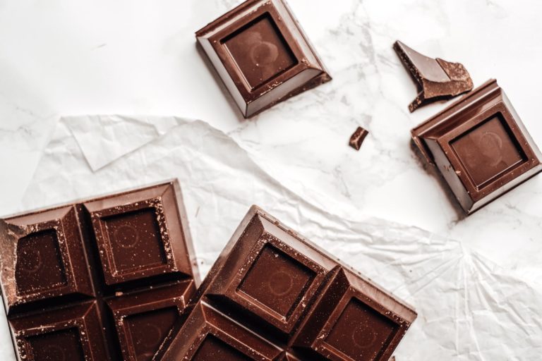 chocolat noir carrés manger