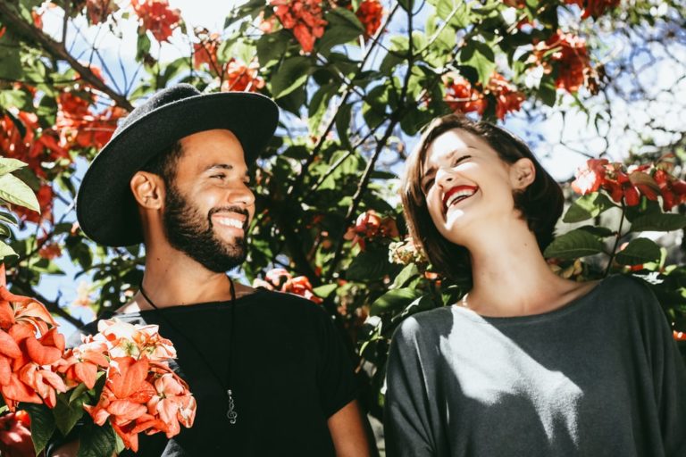 briser routine couple rire amour fleurs