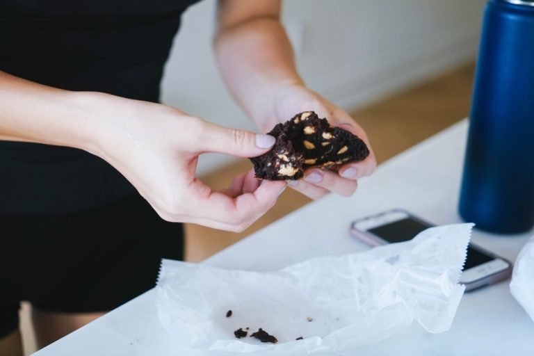 grignoter cookie femme bureau manger craquer chocolat