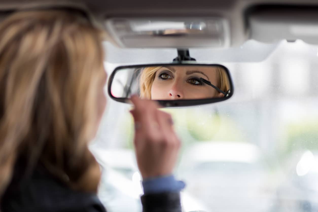 femme se maquiller voiture astuces beauté rétroviseur mascara