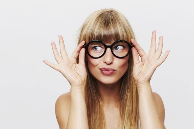 femme blonde porter lunettes de vue frange