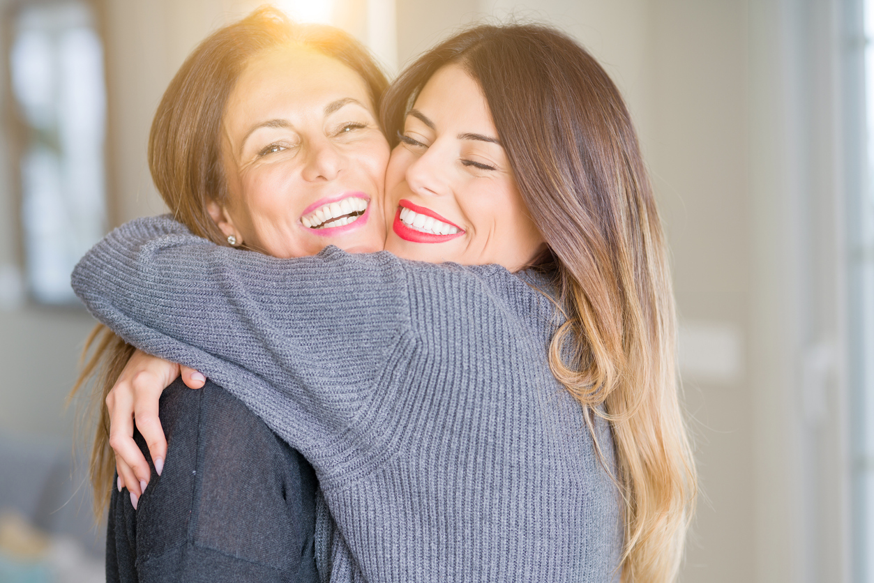 mère fille fête des Mères maman amour embrasser