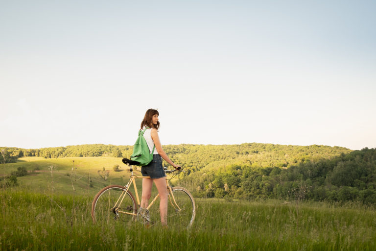 femme vélo cycle campagne voyage