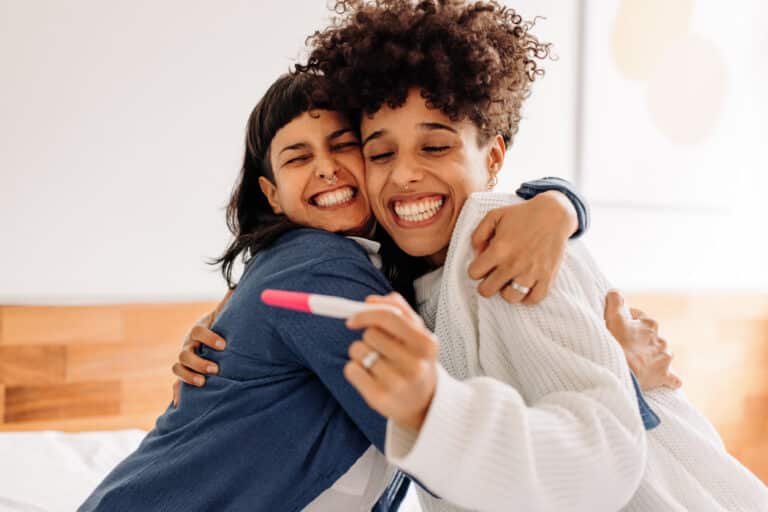 test grossesse PMA couple lesbiennes gay fécondation in vitro