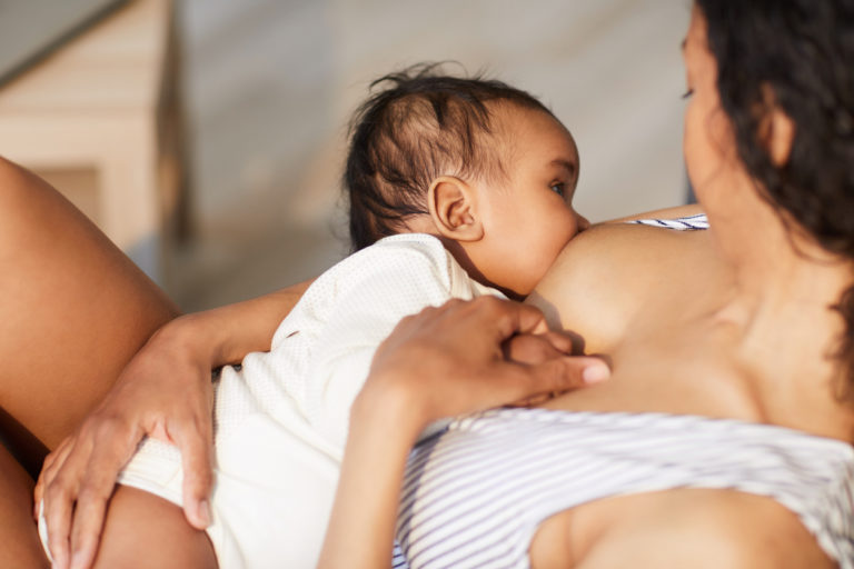 mère lait allaiter allaitement femme bébé enfant donner le sein