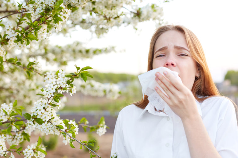 femme allergique au pollen allergies se moucher nez qui coule