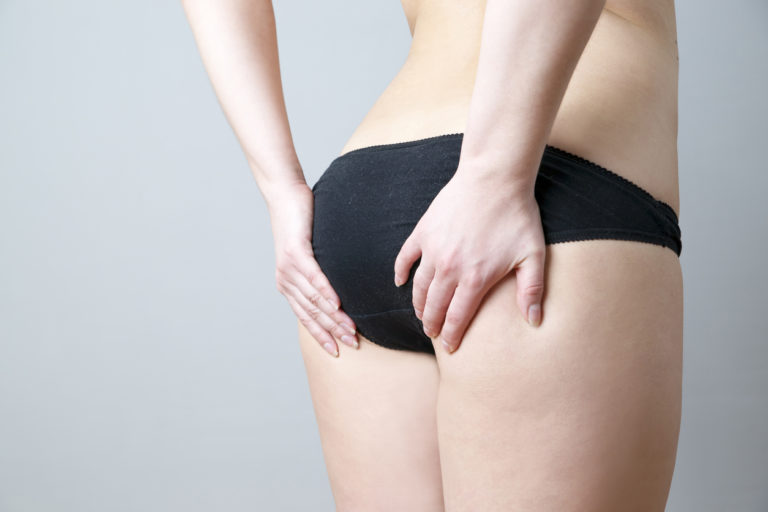 culotte noire lingerie fesses femme complexes règles